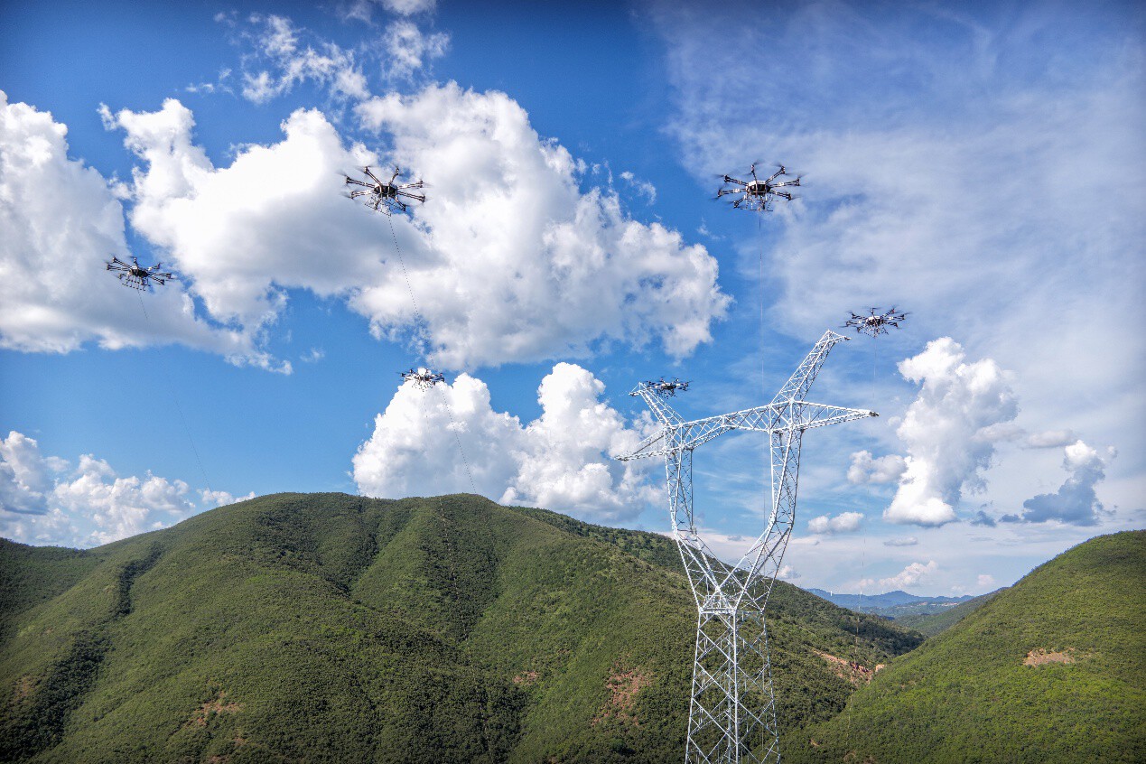 Operazione di sollevamento con sei droni per il progetto elettrico Hedian nello Yunnan