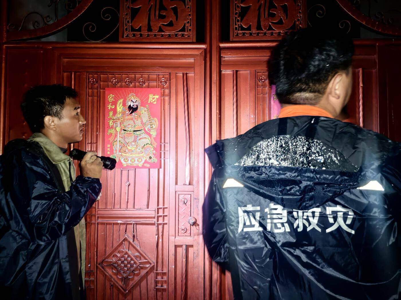 “立即转移,立即转移!”泥石流来临前26分钟,他们敲响了每一扇门