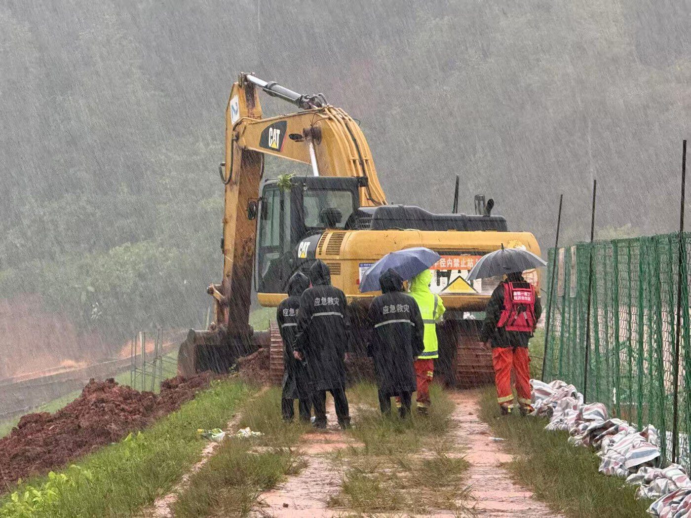 云南水利系统成功处置磨憨盐塘水库漫坝险情——向险地逆行鏖战48小时