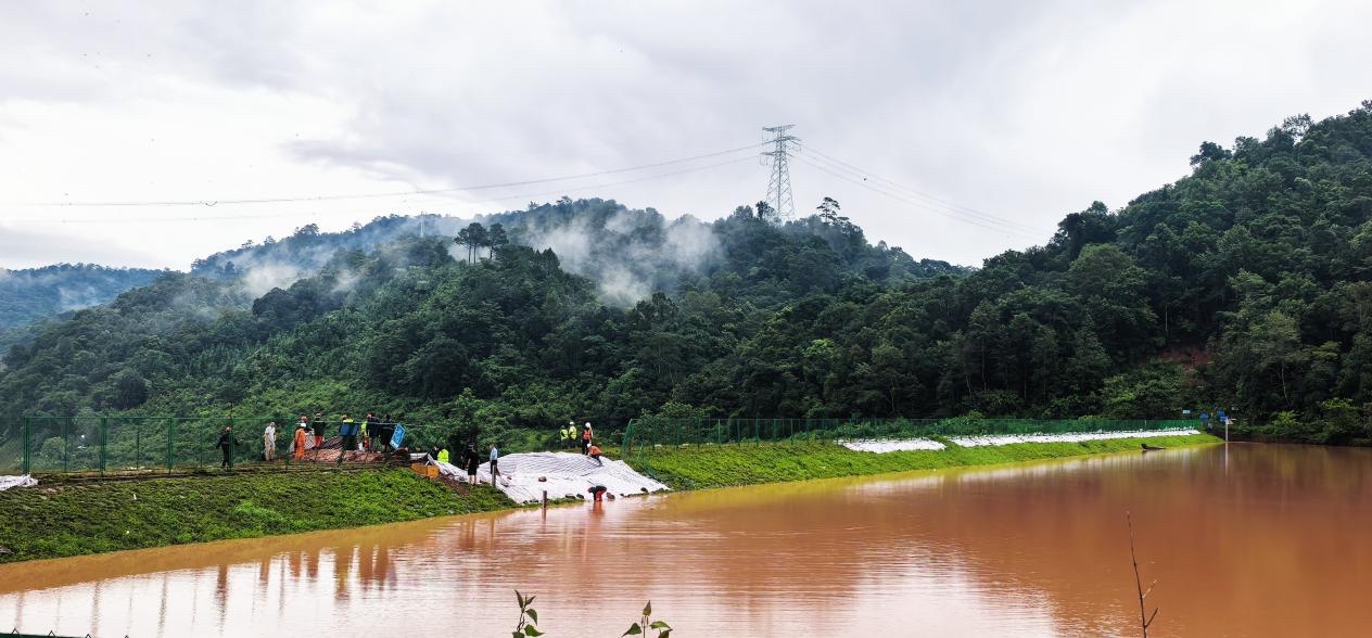 暴雨中穿越8.5公里原始森林 磨憨盐塘水库48小时漫坝险情化解记