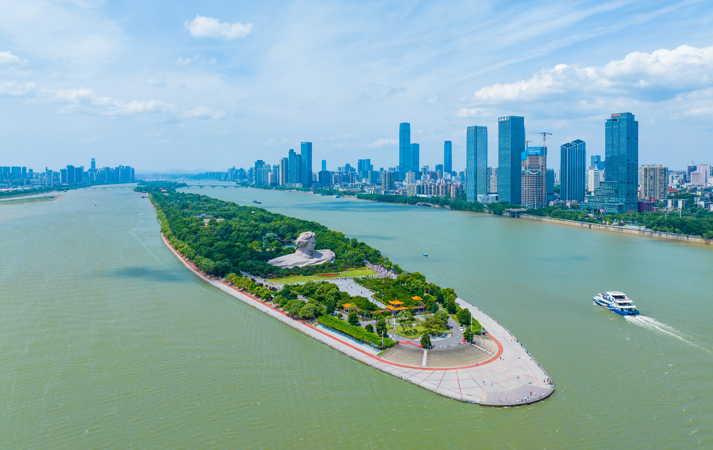 橘子洲已成为外地游客到长沙必到的打卡点之一。长沙晚报全媒体记者 邹麟 郭雨滴 摄 橘子洲已成为外地游客到长沙必到的打卡点之一。长沙晚报全媒体记者 邹麟 郭雨滴 摄